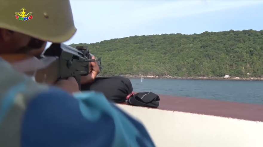 Theo đó với từng loại vũ khí có trong trang bị người chiến sĩ hải quân phải thực hiện bắn các mục tiêu cố định trên biển hoặc trên bờ mô phỏng một số tình huống giả định có thể xảy ra trên biển. Nguồn ảnh: Truyền hình Hải quân Việt Nam.