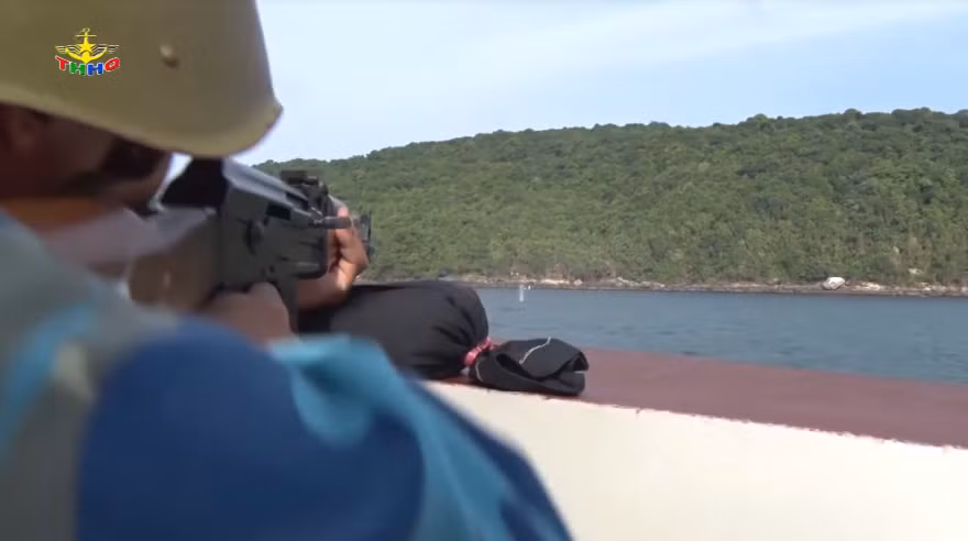 Theo đó với từng loại vũ khí có trong trang bị người chiến sĩ hải quân phải thực hiện bắn các mục tiêu cố định trên biển hoặc trên bờ mô phỏng một số tình huống giả định có thể xảy ra trên biển. Nguồn ảnh: Truyền hình Hải quân Việt Nam.