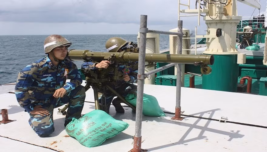 Súng không giật DKZ82 có góc nâng hạ từ -20 - +35 độ; góc xoay ngang 250 - 360 độ; tốc độ bắn 5 - 7 phát/phút. Loại đạn thông dụng của súng là đạn xuyên lõm KB-881 nặng 3,87 kg, có sơ tốc 322 m/s; tầm bắn hiệu quả 400 m, tầm bắn tối đa 4.500 m, sức xuyên 150 mm thép đồng nhất. Kính ngắm tiêu chuẩn của súng là loại PBO-2. Nguồn ảnh: Báo Hải quân Việt Nam.