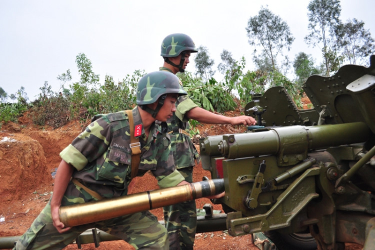 Chức năng của pháo D-44 85mm trên mặt đất là chống các loại xe tăng với tầm bắn tối đa 15,65km, tốc độ bắn 20 phát/phút, góc nâng hạ nòng -7 đến +35 độ. Tuy sức mạnh hiện nay của D-44 85mm khó có thể xuyên phá tăng hiện đại, nhưng sức mạnh của nó vẫn có thể hủy diệt các loại xe tăng hạng nhẹ, các phương tiện đổ bộ đường biển và thậm chí là cả tàu đổ bộ nhỏ, cao tốc. Chính vì thế, không lạ khi nó được trang bị cho các đơn vị phòng thủ bờ biển, đảo. Nguồn ảnh: Báo Quân đội Nhân dân.