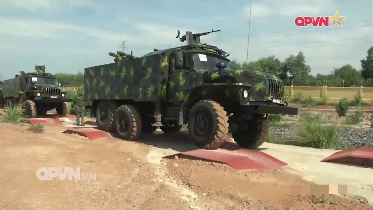 Và một trong số ứng dụng đó chính là việc thử nghiệm pháo chống tăng 85mm D-44 lên trên xe quân sự bánh lốp của Ban Nghiên cứu và Phát triển, Phòng Kỹ thuật Công nghệ tại Xí nghiệp Liên hợp Z751, mở ra một hướng đi mới trong việc cải tiến và nâng cao năng lực chiến đấu của loại vũ khí chống tăng đã hơn 70 tuổi này. Trước đó Z751 cũng đã tích hợp thành công lựu pháo 105mm lên trên xe quân sự bánh lốp Ural. Nguồn ảnh: QPVN.