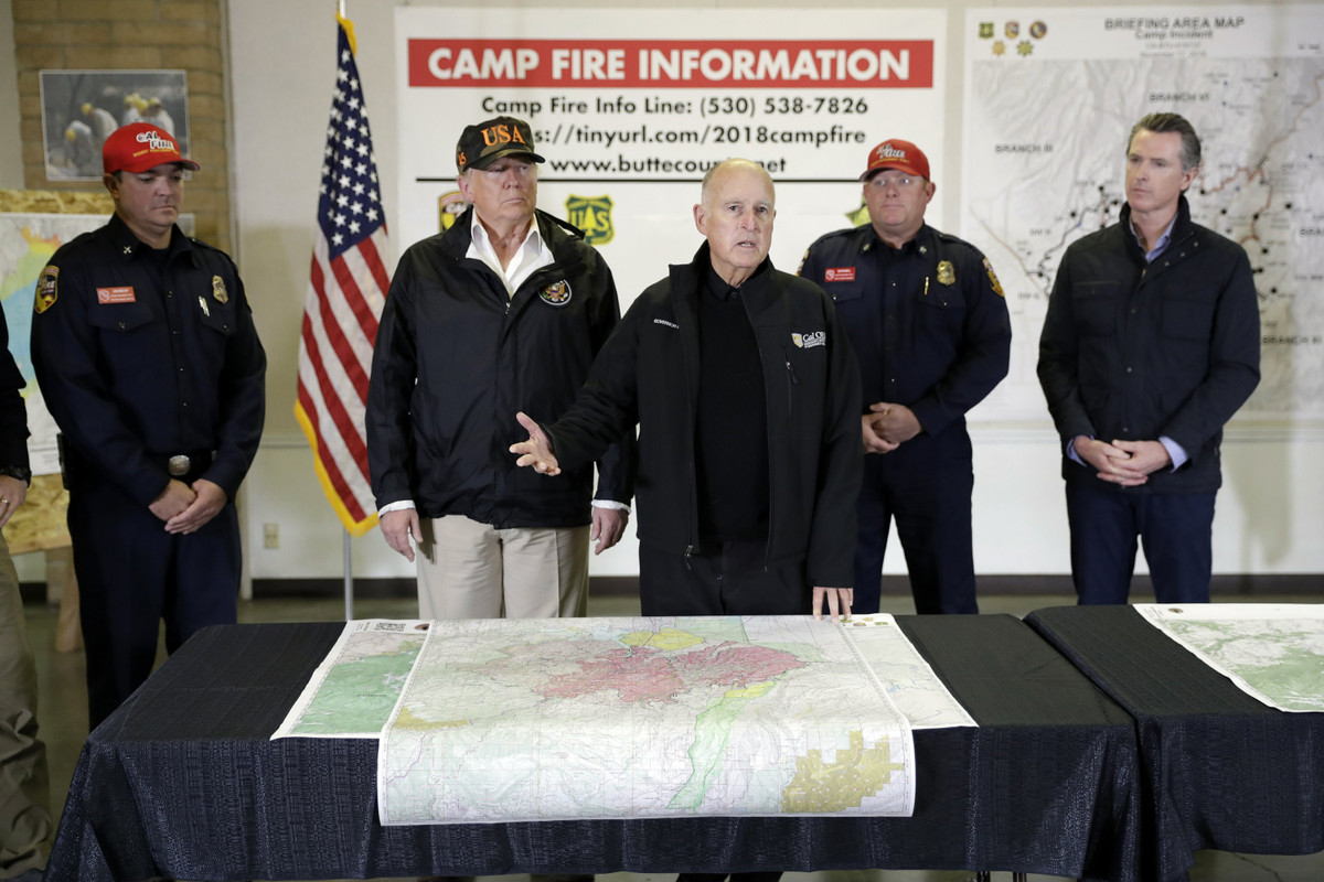 Ông Trump vốn thường bị chỉ trích vì hiếm khi thể hiện sự chia sẻ và đồng cảm với nạn nhân trong các thảm kịch và thiên tai. Dòng tweet ông đăng hồi tuần trước về vụ cháy rừng ở California bị lên án vì sự bàng quan trước thiệt hại nhân mạng trong khi lại đưa ra phê phán không cần thiết: "Không có lý do nào dẫn đến các vụ cháy rừng lớn, chết chóc và làm mất nhiều tiền ở California ngoài việc quản lý rừng quá yếu kém. Hàng tỷ đô-la được chi ra mỗi năm, mà lại có quá nhiều người chết như vậy, tất cả là vì công tác quản lý rừng tệ hại toàn bộ". Ảnh: AP.