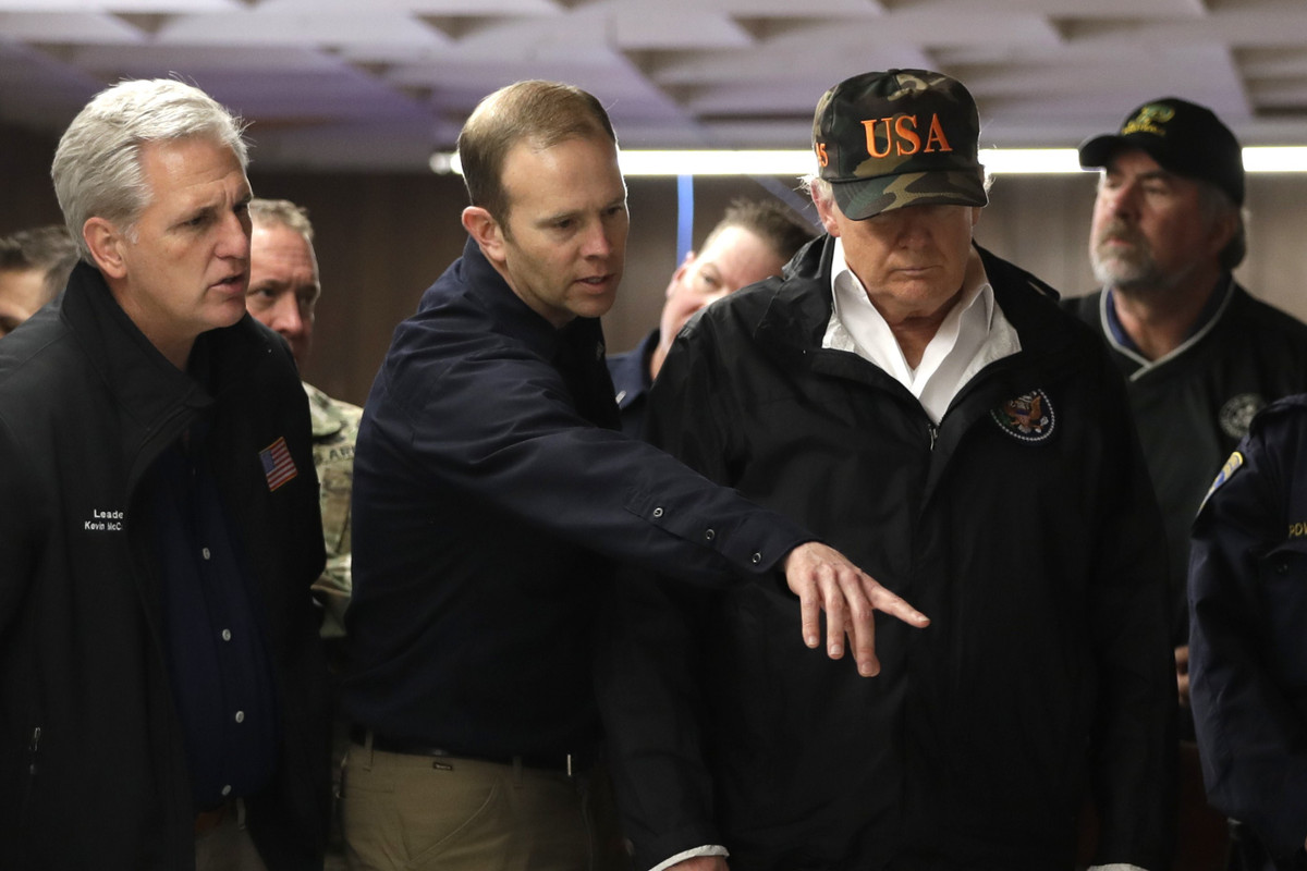 Ông Trump sau đó đến thăm một trung tâm chỉ huy, gặp gỡ các quan chức và ca ngợi nỗ lực của lính cứu hỏa, lực lượng thực thi pháp luật và đại diện của Cơ quan Quản lý Khẩn cấp Liên bang (FEMA). "Chúng ta chưa bao giờ nhìn thấy điều gì như thế này ở California. Mọi thứ hoàn toàn bị phá hủy", ông nói. Ảnh: AP.