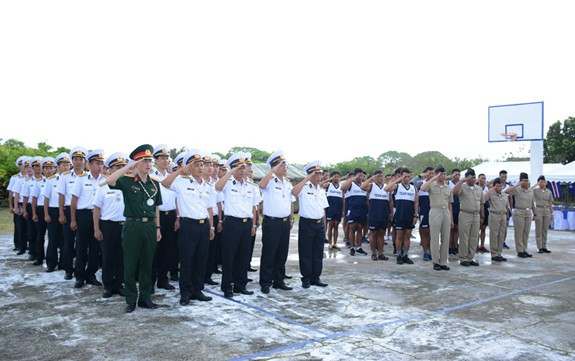 Hai đoàn tổ chức chào cờ trọng thể trong lễ khai mạc.