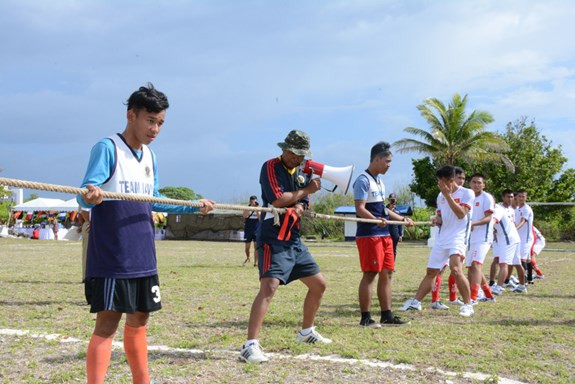 Trọng tài kiểm tra dây trước khi bước thi đấu kéo co.