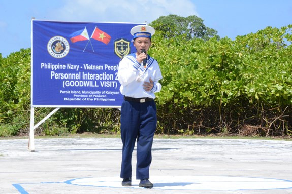 Ca khúc "Hello Vietnam" (Xin chào Việt Nam) đầy cảm xúc được đoàn bạn đón nhận nhiệt tình.