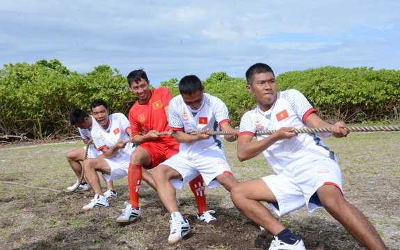 Hai đội thi đấu hết mình.