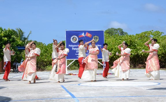 Kết thúc thi đấu thể thao, sân bóng chuyền trở thành sân khấu biểu diễn văn nghệ. Tiết mục múa truyền thống Philippines tạo được ấn tượng mạnh mẽ.