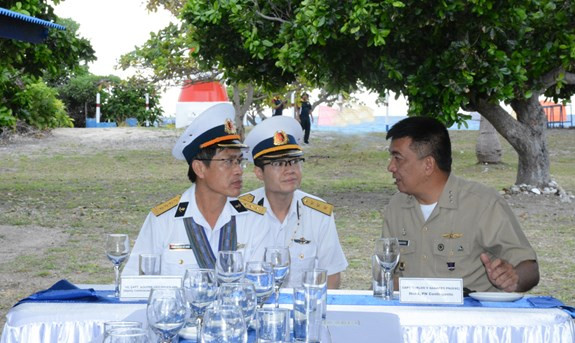 Trưởng đoàn giao lưu nhân sự Việt Nam - Đại tá Nguyễn Viết Thuân, Phó tư lệnh Vùng 4 Hải quân, cùng Trưởng đoàn giao lưu nhân sự Philippines - Đại tá Carlos Sabarre, Chỉ huy trưởng Lực lượng đặc nhiệm 41 Hải quân Philippines, gặp gỡ và bước vào hội đàm trước lễ khai mạc Chương trình giao lưu nhân sự lần thứ 4.