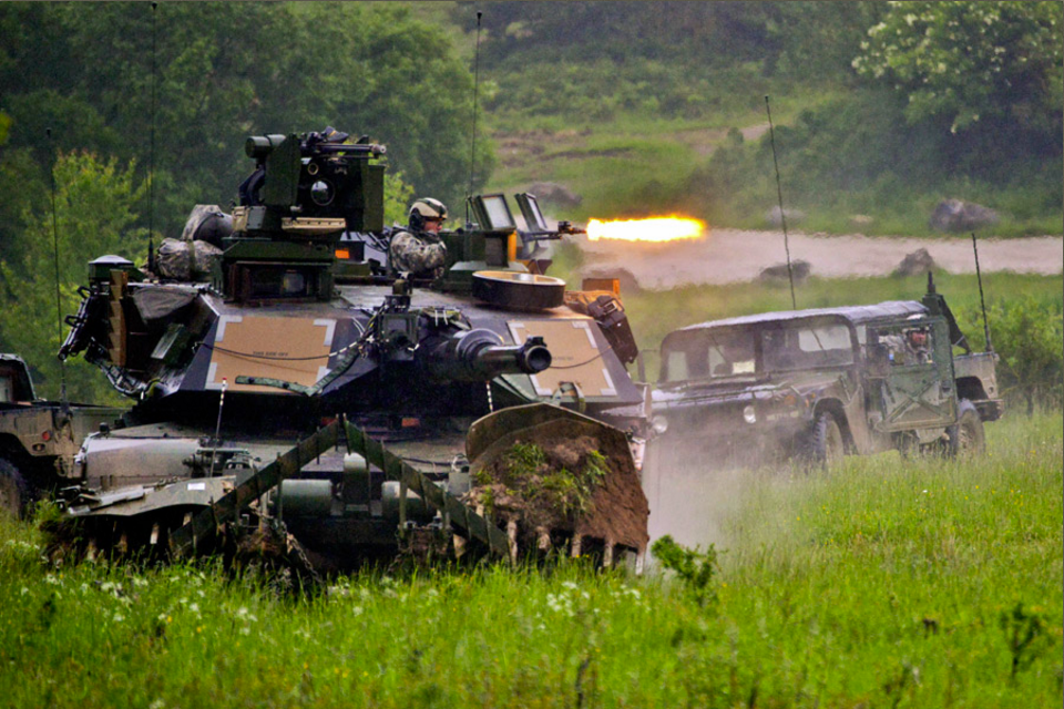 Cuối bài phân tích của mình cây bút Charlie Gao đưa ra kết luận rằng, khi sức mạnh hỏa lực của vũ khí hay khả năng phòng vệ trên xe tăng đã gần như đạt tới đỉnh của quá trình phát triển, thì khả năng chỉ huy và phối hợp giữa những chiếc xe tăng đóng vai trò then chốt trong một trận chiến tương lai. Nguồn ảnh: Business Insider.