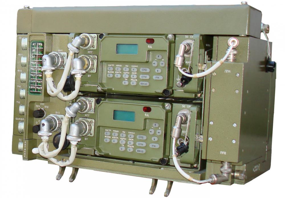 Trong khi đó hiện nay hầu hết các xe tăng của Nga trang bị đài liên lạc vô tuyến tiêu chuẩn R-168 dành cho chỉ huy xe, cung cấp thông tin liên lạc bằng giọng nói và truyền dữ liệu giữa tất cả các xe trong phạm vi 30km. Nguồn ảnh: Russian Military.