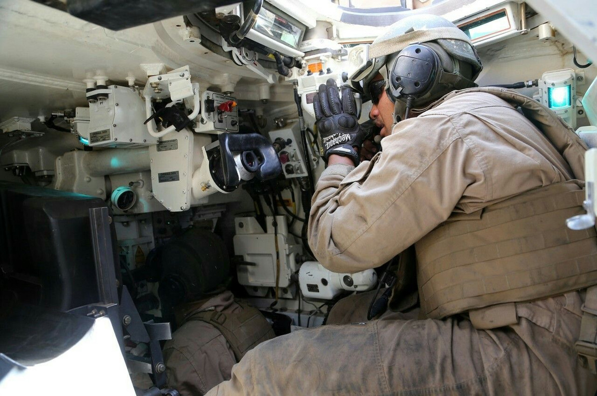 Ngược lại, mọi chiếc xe tăng Abrams của Mỹ đều được trang bị hệ thống BFT với khả năng xác định được vị trí các xe tăng đồng minh trên bản đồ số theo thời gian thực, chỉ cần chúng đều trong cùng một hệ thống. Điều này cho phép giữa những chiếc xe tăng trong cùng một đơn vị hay giữa các đơn vị phối hợp với nhau một các hiệu quả nhất. Nguồn ảnh: Pinterest.