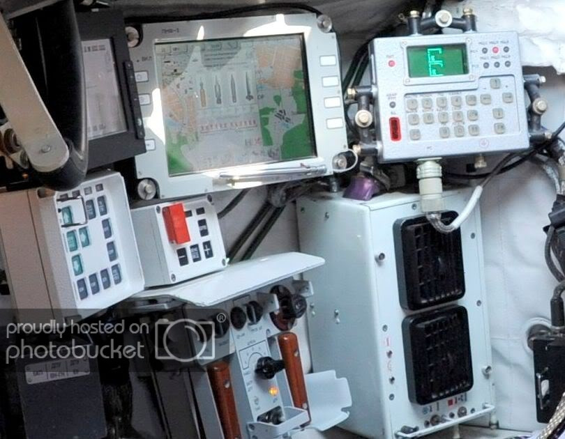 Một thành phần trang bị quan trọng trong một xe tăng Nga là hệ thống định vị Azimuth, sử dụng hệ thống định vị toàn cầu GLONASS cùng bộ thu, la bàn điện tử và các cảm biến khác. Hệ thống này được kết nối với R-168, phát sóng vị trí, dữ liệu chiến trường giữa các xe tăng trong cùng hệ thống. Nguồn ảnh: Pakistan Defence.