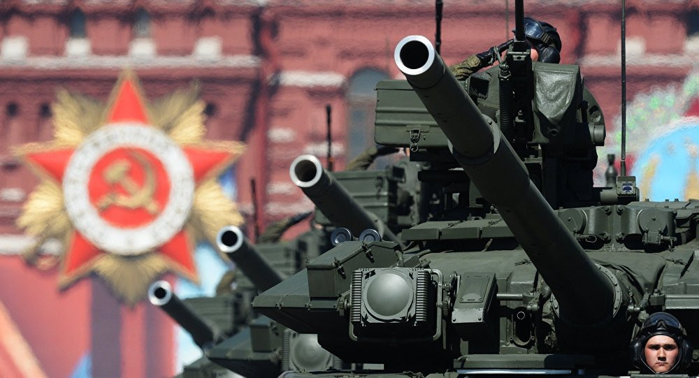 Trong bài phân tích của mình Charlie Gao cũng cho biết, người Nga biết rõ về khả năng của “hệ thống theo dõi vị trí lực lượng đồng minh” và hoàn toàn có thể trang bị một hệ thống tương tự trên các xe tăng mới nhất của họ. Tuy nhiên trên thực tế với ngân sách hạn chế có thể khiến Quân đội Nga không thể trang bị các hệ thống như BFT lên trên hết các xe tăng của nước này với con số có thể lên đến hàng nghìn chiếc. Nguồn ảnh: Sputnik.