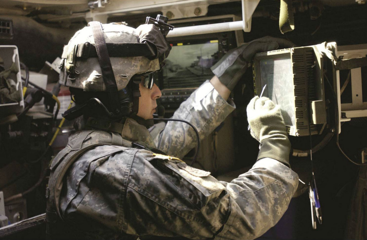 Chuyên gia Charlie Gao giải thích “BFT” hay “Hệ thống theo dõi vị trí lực lượng đồng minh” là một hệ thống kỹ thuật số cung cấp thông tin thời gian thực cho các chỉ huy và binh lính ở cấp độ từ một lữ đoàn đến phương tiện chiến đấu (và kết nối giữa chúng), đảm bảo nhận thức tình hình trong các đơn vị kết hợp. Nguồn ảnh: USAASC.