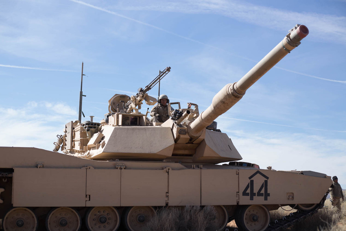 Theo đó, dù không vượt trội về sức mạnh hỏa lực hay khả năng phòng vệ thì những chiếc xe tăng Abrams của Mỹ vẫn có những lợi thế riêng giúp chúng có thể đánh bại xe tăng Nga bằng chiến thuật và khả năng hiệp đồng tác chiến giữa từng chiếc xe tăng hay từng đơn vị trong một trận đánh. Nguồn ảnh: Military.com.