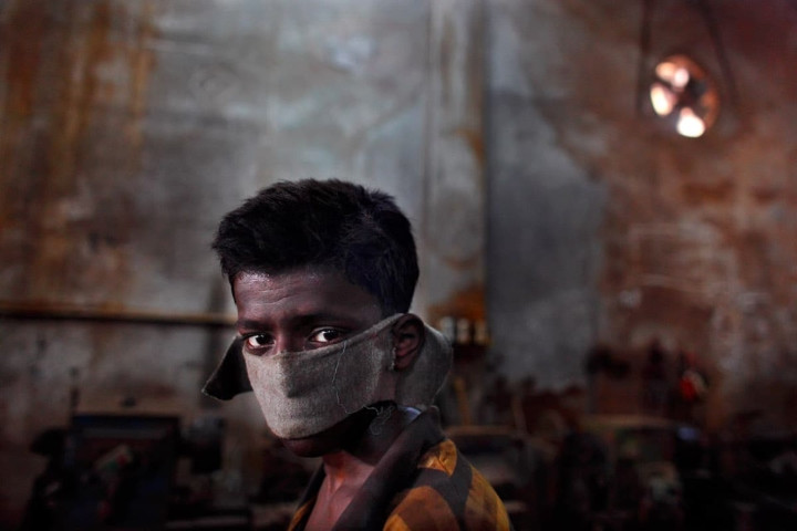 Akash cũng cho biết thêm: "Thành thật thì ảnh tư liệu không phải là một lĩnh vực kiếm được nhiều tiền. Bây giờ vẫn rất khó khăn và thậm chỉ nó còn khó khăn hơn khi tôi bắt đầu theo đuổi năm 1996. Mẹ tôi thường nói: "Khi con không còn lấy 1 xu trong túi, tình yêu của con sẽ bay đi thôi". Thế nhưng, cho đến nay, với tôi, tình yêu ấy vẫn là nhiếp ảnh".