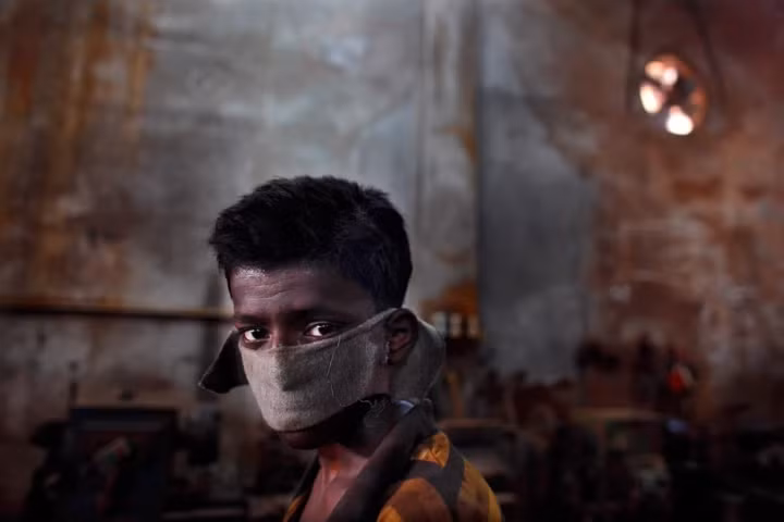 Akash cũng cho biết thêm: "Thành thật thì ảnh tư liệu không phải là một lĩnh vực kiếm được nhiều tiền. Bây giờ vẫn rất khó khăn và thậm chỉ nó còn khó khăn hơn khi tôi bắt đầu theo đuổi năm 1996. Mẹ tôi thường nói: "Khi con không còn lấy 1 xu trong túi, tình yêu của con sẽ bay đi thôi". Thế nhưng, cho đến nay, với tôi, tình yêu ấy vẫn là nhiếp ảnh".