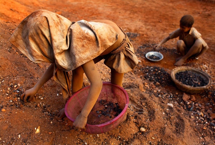 Có một thực tế đau lòng ở Bangladesh là dường như không có công việc nào mà không có trẻ em tham gia, kể cả những công việc nguy hiểm trong những nhà máy về thuốc lá, đóng gạch, than đá, tơ sợi... Với những đứa trẻ này, những bộ quần áo rách rưới là trang phục hàng ngày và một quả chuối với mẩu bánh mì đã là một bữa ăn vô cùng ngon miệng.