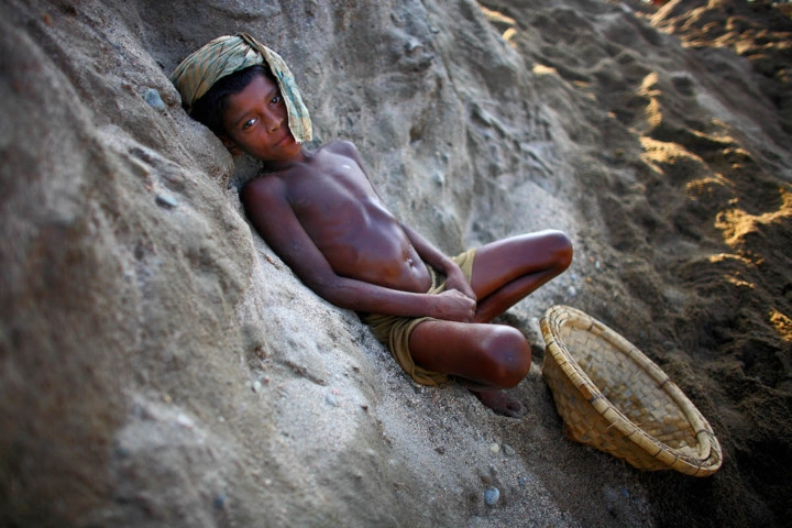 Akash bắt đầu ghi lại cuộc sống của lao động trẻ em cách đây 15 năm. Phải dành chủ yếu thời gian trong những nhà máy, hai tiếng "tuối thơ" biến mất khi những đứa trẻ Bangladesh chỉ vừa lên 5.