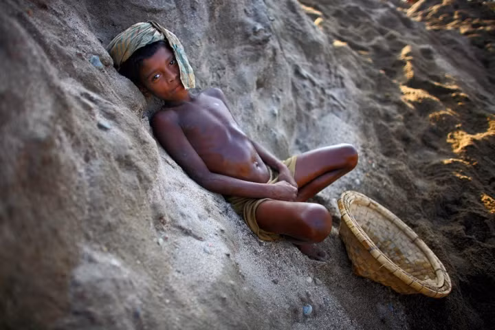 Akash bắt đầu ghi lại cuộc sống của lao động trẻ em cách đây 15 năm. Phải dành chủ yếu thời gian trong những nhà máy, hai tiếng "tuối thơ" biến mất khi những đứa trẻ Bangladesh chỉ vừa lên 5.