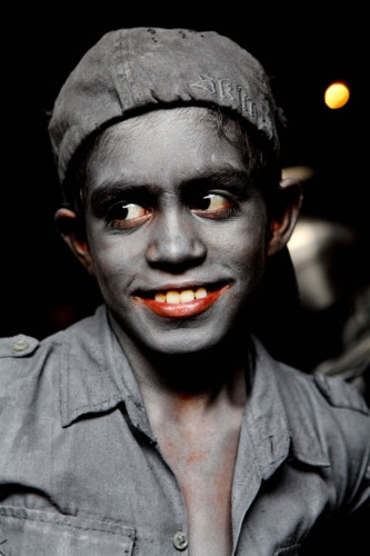 "Điều thú vị nhất là sau những khoảng lặng, hầu hết họ đều mỉm cười với tôi. Chúng tôi không nói về những vết thương lòng khó lành nữa. Họ mỉm cười với tôi và những giọt nước mắt thì lăn trên má. Những khoảnh khắc ấy là vô giá. Tôi không thể miêu tả được, dù là bằng những bức ảnh hay ngôn từ", Akash xúc động nhớ lại.