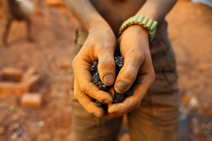 Những đứa trẻ này phải làm những công việc vất vả và nguy hiểm để tự nuôi sống bản thân và phụ giúp gia đình từ khi mới 5 tuổi. Tuy nhiên, chúng chỉ được trả khoảng 4 - 8 USD/tháng so với mức lương 60 USD/tháng của người lớn.