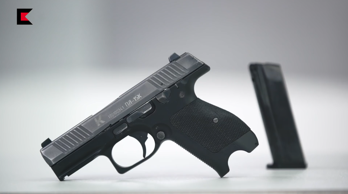 Ở biến thể PL-15 súng chỉ nặng 800g, còn ở biến thể PL-15K là 730g, súng sử dụng hộp tiếp đạn chứa được 16 viên với PL-15 và 14 viên với PL-15K cả hai sử dụng đạn tiêu chuẩn 9x19 mm Parrabellum. Nguồn ảnh: Kalashnikov.