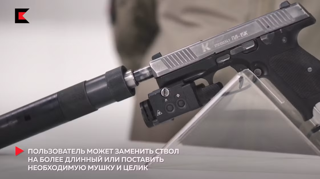 Biến thể với đầu nòng dài để lắp ống giảm thanh dự kiến được xuất xưởng trong tương lai gần. Xạ thủ có thể gắn kính ngắm chuẩn trực, đèn pin hoặc đèn chỉ thị laser lên súng. Nguồn ảnh: Kalashnikov.