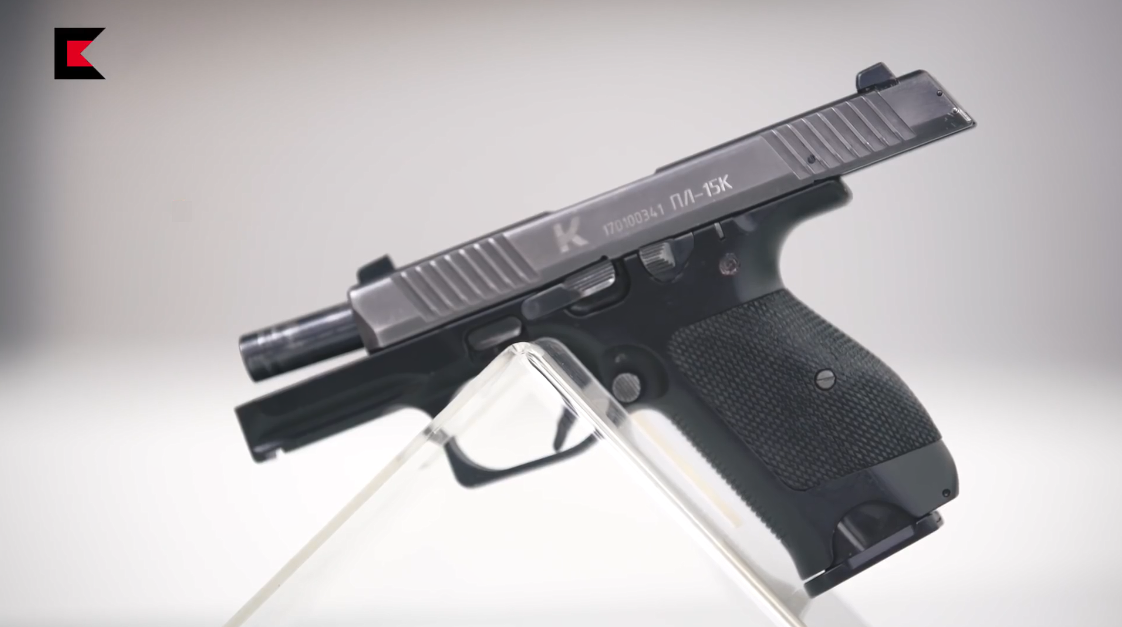 PL-15 được Kalashnikov phát triển thành hai phiên bản với hệ thống khóa nòng lùi ngắn và lùi dài. Mẫu súng dùng khóa nòng lùi ngắn dành cho các xạ thủ hoặc đặc vụ có nhiều kinh nghiệm, trong khi bản khóa nòng lùi dài sẽ được trang bị cho những binh sĩ mới làm quen với vũ khí, giúp họ bắn chính xác vào mục tiêu hơn. Nguồn ảnh: Kalashnikov.