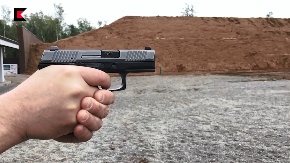 Theo đánh giá của đại diện quân sự các nước sau khi bắn thử PL-15K đều nhận xét rằng việc cầm, nắm khẩu súng này khá thoải mái, trọng lượng súng tương đối nhẹ, kèm với đó là phát bắn đầy uy lực với đạn tiêu chuẩn 9x19mm. Nguồn ảnh: Kalashnikov.