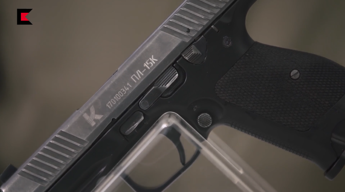 Cụm cò được lắp cơ cấu đặc biệt để ngăn hiện tượng cướp cò trong những tình huống căng thẳng, khi xạ thủ có thể vô tình tự bắn mình hoặc những người xung quanh. Nguồn ảnh: Kalashnikov.