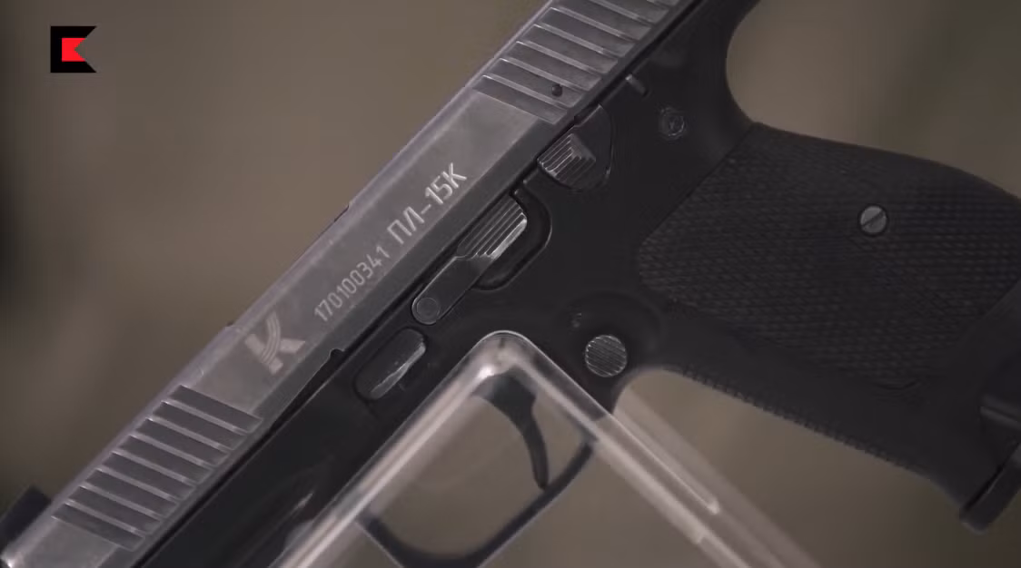 Cụm cò được lắp cơ cấu đặc biệt để ngăn hiện tượng cướp cò trong những tình huống căng thẳng, khi xạ thủ có thể vô tình tự bắn mình hoặc những người xung quanh. Nguồn ảnh: Kalashnikov.