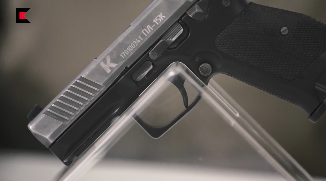 Súng có thân kim loại đen mờ, phần tay cầm có hình dáng tinh tế, như được đúc theo khuôn tay xạ thủ, tạo cảm giác dễ chịu cho người dùng. Một tính năng vượt trội khác của PL-15 so với súng ngắn K54 là các nút và chốt kiểm soát đều nằm gọn trong tầm ngón tay của xạ thủ. Nguồn ảnh: Kalashnikov.