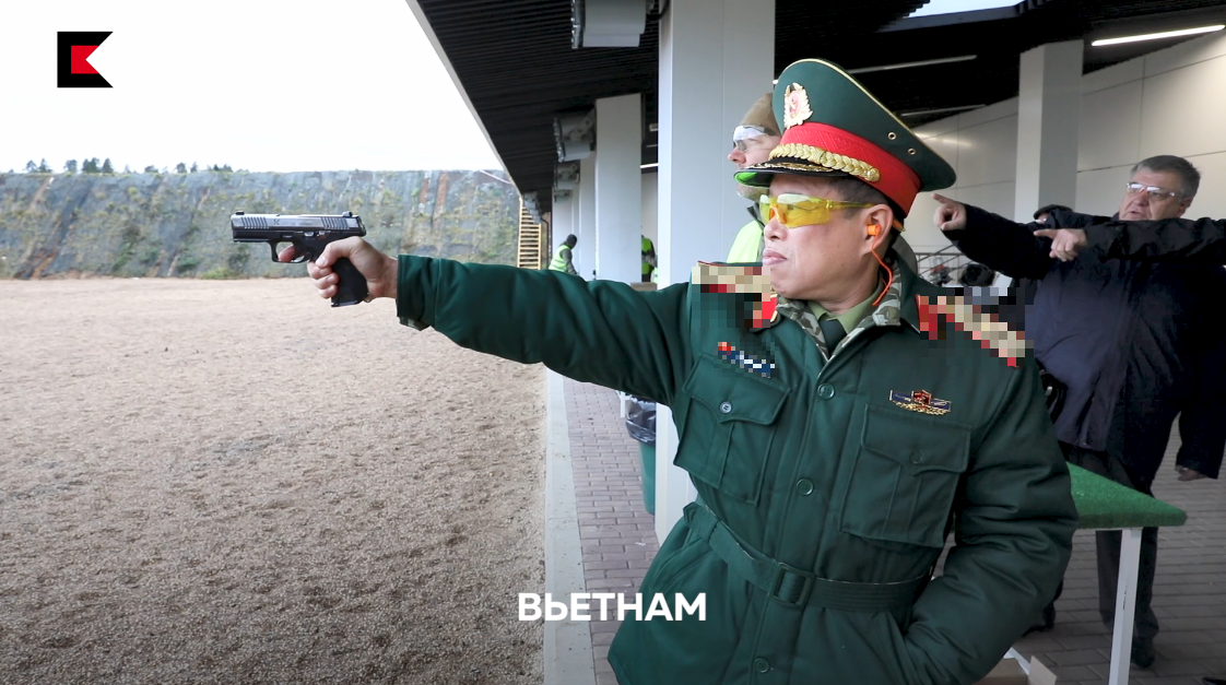 Theo đó trong buổi trải nghiệm tại trường bắn của Kalashnikov, Tùy viên Quân sự Việt Nam đã bắn thử biến thể súng ngắn PL-15K một trong những ứng cử viên sáng giá cho mẫu súng ngắn tiêu chuẩn của Quân đội Nga trong tương lai. Nguồn ảnh: Kalashnikov.