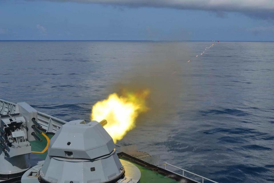 Tuy nhiên hệ động cơ mạnh mẽ không phải là điểm đáng giá nhất trong thiết kế của Kyan Sittha mà là hệ thống vũ khí “năm cha, bảy mẹ” của nó gồm: cụm 8 ống phóng (2x4) tên lửa chống hạm cận âm C-802 của Trung Quốc; 1 pháo hạm Oto Melara Super Rapid cỡ 76 mm mua lại của Ấn Độ; 2 pháo phòng không cao tốc AK-630M cỡ 30 mm của Nga, cùng ngư lôi và rocket chống ngầm. Nguồn ảnh: Hải quân Myanmar.