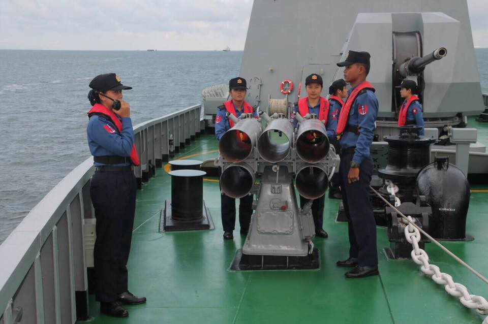 Trong ảnh là tổ hợp rocket chống ngầm hạng nặng RBU-1200 của Liên Xô, được Myanmar trang bị trên Kyan Sittha, tổ hợp vũ khí chống ngầm này nhiều khả năng được lấy từ các tàu chiến cũ của Hải quân Myanmar lắp thêm lên trên Kyan Sittha. Nguồn ảnh: Hải quân Myanmar.