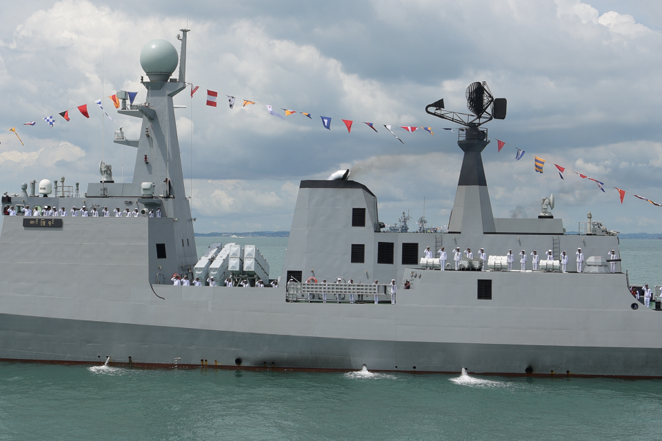 Về hệ thống trang thiết bị điện tử, các tàu Kyan Sittha được trang bị hệ thống sonar gắn liền thân BEL HMS-X cùng radar trinh sát 2 tham số (2D) BEL RAWL-02 Mk III hoạt động trên băng tần L do Ấn Độ chế tạo. Bên cạnh đó là radar kiểm soát hỏa lực pháo Type 347G và radar điều khiển hỏa lực tên lửa chống hạm Type 344 của Trung Quốc. Nguồn ảnh: Hải quân Myanmar.