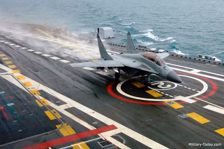 Tàu sân bay INS Vikramaditya có phi đội tiêm kích hạm hiện đại MiG-29K đầy uy lực. Ảnh: Military-Today.
