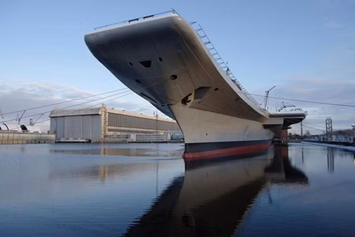 Ngoài ra tàu còn có thể mang theo trực thăng cảnh báo và chỉ huy Ka-31; trực thăng săn ngầm Ka-28; trực thăng Westland WS-61 Sea King. Ảnh: naval-technology.