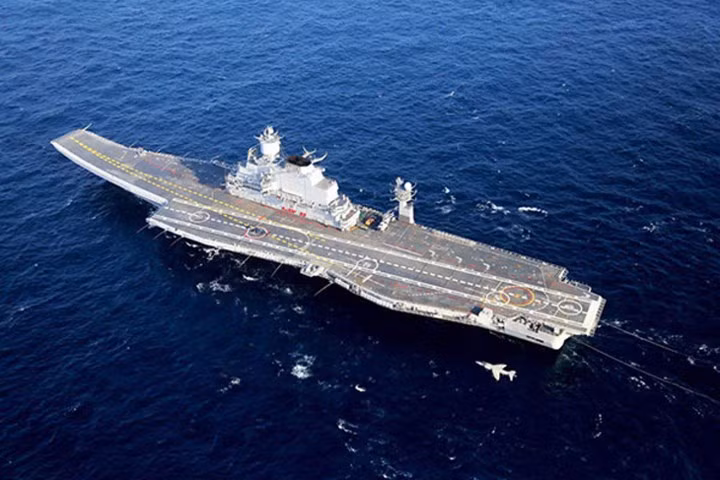  INS Vikramaditya là một trong những tàu sân bay lớn, hiện đại nhất Ấn Độ, được hoán cải từ tuần dương hạm Baku của Nga. Ảnh: naval-technology.