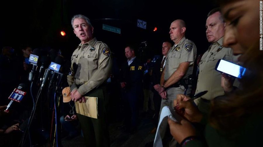 "Hiện trường trong đó thật kinh hoàng. Máu ở mọi nơi và nghi phạm David Long cũng nằm trong đó", CNN dẫn lời Cảnh sát trưởng Dean. Ông cho biết hiện chưa rõ động cơ của nghi phạm. Thông tin từ cảnh sát hạt Ventura cho biết nghi phạm David Long từng phục vụ trong Hải quân Mỹ và trong thời gian gần đây đã có một số vụ xô xát với lực lượng thi hành pháp luật.Ảnh: Getty.