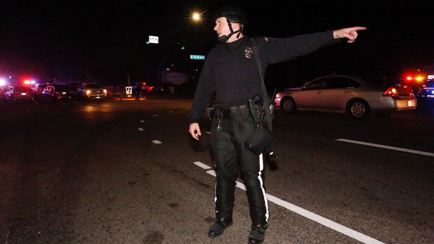 Borderline là quán bar nhạc đồng quê thường tổ chức biểu diễn âm nhạc. Theo Thị trưởng Andy Fox, Thousand Oaks "được coi là một trong những thành phố an toàn nhất cả nước". "Chúng tôi nằm trong số khu vực có tỷ lệ tội phạm thấp nhất, chúng tôi tự hào về điều đó. Tuy nhiên, sự thật là những vụ việc thế này có thể xảy ra ở bất cứ đâu, bất cứ lúc nào", ông nói. Ảnh: Los Angeles Times Thông tin từ cảnh sát hạt Ventura cho biết nghi phạm David Long từng phục vụ trong Hải quân Mỹ và trong thời gian gần đây đã có một số vụ xô xát với lực lượng thi hành pháp luật. Thông tin từ cảnh sát hạt Ventura cho biết nghi phạm David Long từng phục vụ trong Hải quân Mỹ và trong thời gian gần đây đã có một số vụ xô xát với lực lượng thi hành pháp luật.