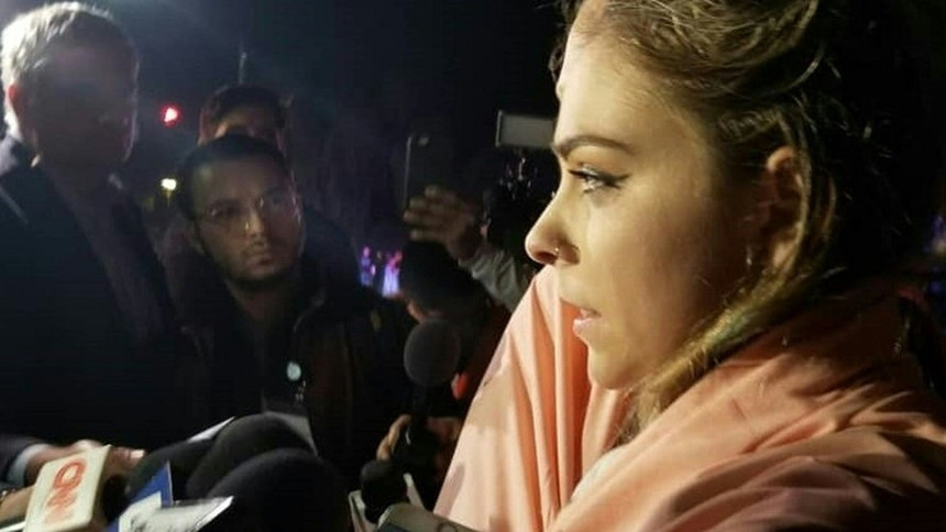 Một nhân chứng khác, không muốn cho biết tên họ, nói một người nào đó chạy vào bên trong quán bar lúc 23h30 và có vẻ dùng một khẩu súng lục màu đen để bắn. "Anh ta bắn nhiều lắm, ít nhất 30 lần. Tôi vẫn còn nghe thấy tiếng súng sau khi mọi người đã rời đi hết", người này cho hay. Ảnh: AFP/Getty.