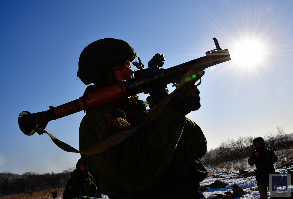 Đứng cuối cùng trong đề cử của Russia Beyond là mẫu vũ khí gắn liền với AK-47 như hình với bóng đó chính súng chống tăng RPG-7 “huyền thoại”, đây còn lại loại vũ khí bộ binh phổ biến nhất trên thế giới chỉ sau “đàn anh” AK-47 và được sử dụng trong biên chế quân đội nhiều quốc gia. Nguồn ảnh: TASS.