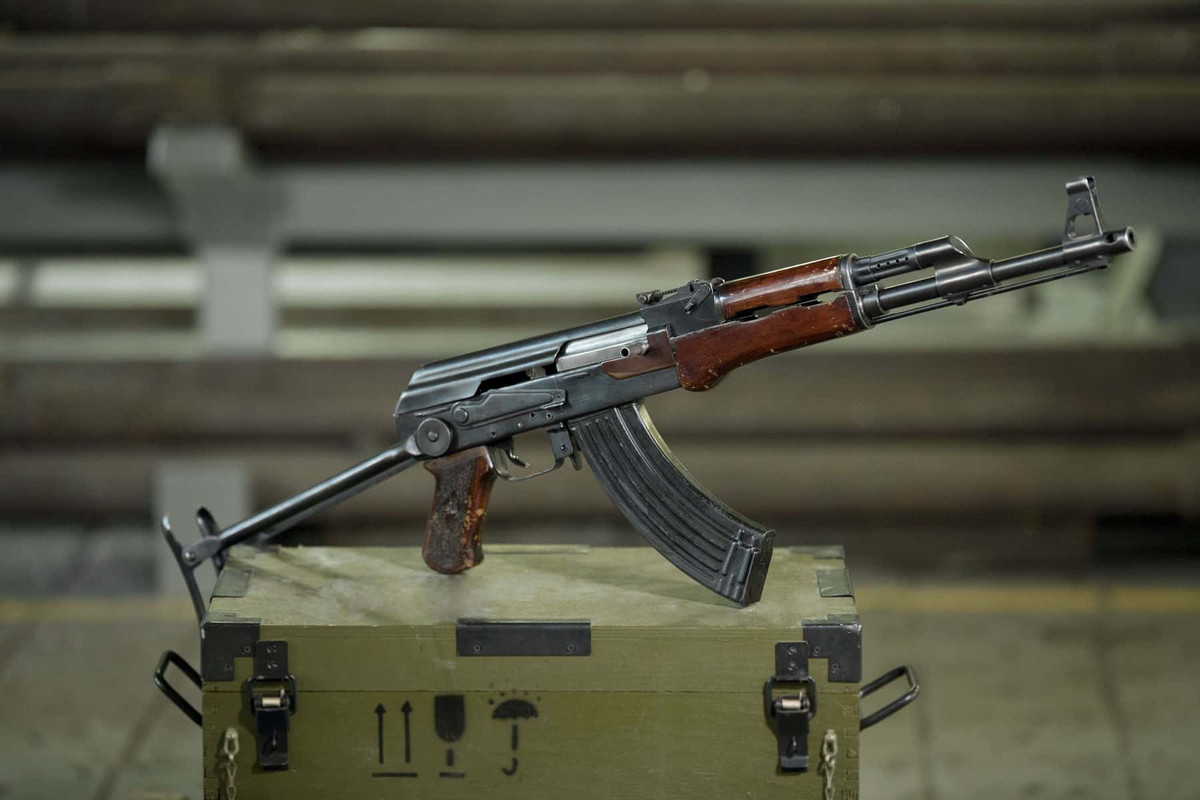 Thậm chí danh tiếng của mẫu súng này còn được thể hiện qua câu nói “Đáng tin cậy như một khẩu AK-47”, điều này được xem là hiển nhiên khi AK-47 có thể hoạt động trong mọi điều kiện chiến trường, trong mọi loại thời tiết và bất cứ ai cũng có thể sử dụng mà không cần phải đào tạo quá nhiều. Nguồn ảnh: Kalashnikov