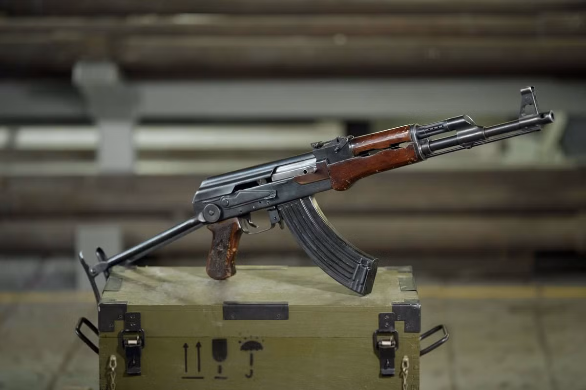 Thậm chí danh tiếng của mẫu súng này còn được thể hiện qua câu nói “Đáng tin cậy như một khẩu AK-47”, điều này được xem là hiển nhiên khi AK-47 có thể hoạt động trong mọi điều kiện chiến trường, trong mọi loại thời tiết và bất cứ ai cũng có thể sử dụng mà không cần phải đào tạo quá nhiều. Nguồn ảnh: Kalashnikov