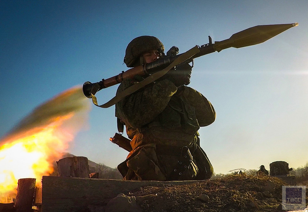 Cấu tạo của một khẩu súng chống tăng RPG-7 cũng cực kỳ đơn giản gồm một ống thép có đường kính 40 mm, dài 95,3 cm và nặng 7 kg, được dẫn bắn bằng một cụm kính ngắm quang học hoặc thước ngắm cơ khí, và thành phần cuối cùng là một quả đạn rocket có đường kính 93mm nặng chỉ 2.6kg. Nguồn ảnh: TASS.