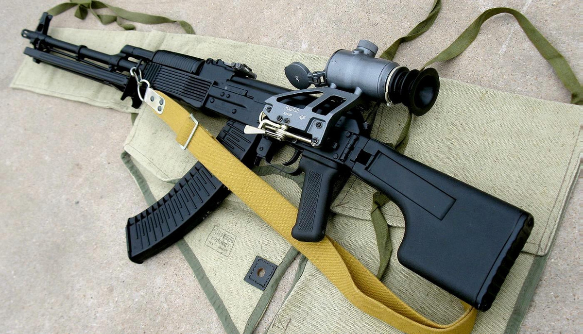 Để tăng mật độ hỏa lực của RPK, các thiết kế sư Nga trang bị cho mẫu trung liên này hộp tiếp đạn lớn hơn so với AK với khả năng mang theo từ 45-75 viên, ngoài ra mẫu súng này còn có thể sử dụng hộp tiếp đạn 30 viên của AK-47/AKM cũng như nhiều kiểu hộp tiếp đạn chuẩn Liên Xô khác. Nguồn ảnh: The AK Forum.