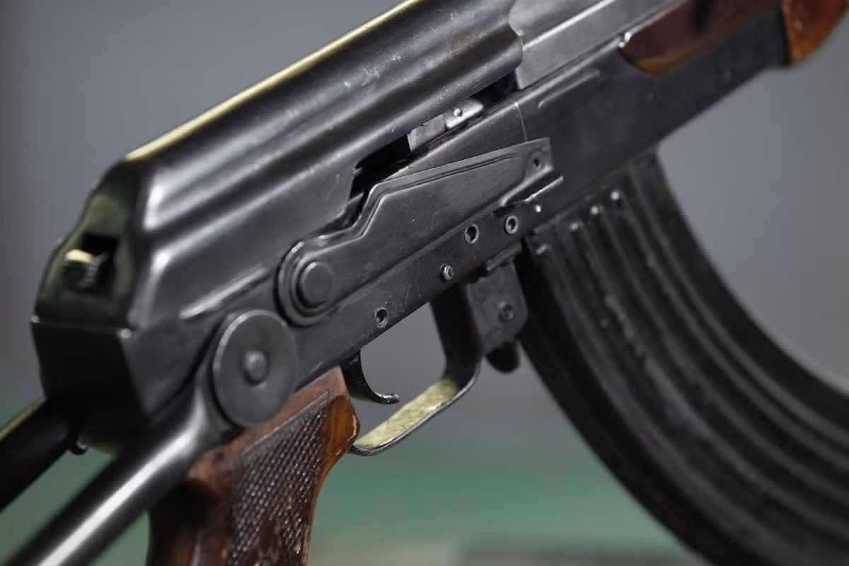 Mẫu súng này có tầm bắn hiệu quả lên đến 300m, và đạn 7,62x39mm của AK-47 đủ mạnh để xuyên qua bức tường gạch và tiêu diệt mục tiêu đằng sau đó. Bởi vì điều này và một số ưu điểm vượt trội khác, AK-47 trở thành loại vũ khí biểu tượng không chỉ của nước Nga mà còn nhiều quốc gia khác trên thế giới. Nguồn ảnh: Kalashnikov